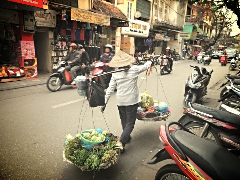 Ханой в движении. Люди на улицах в столице Вьетнама. Праздник в Ханое. Ханой туристы. Дни ханоя